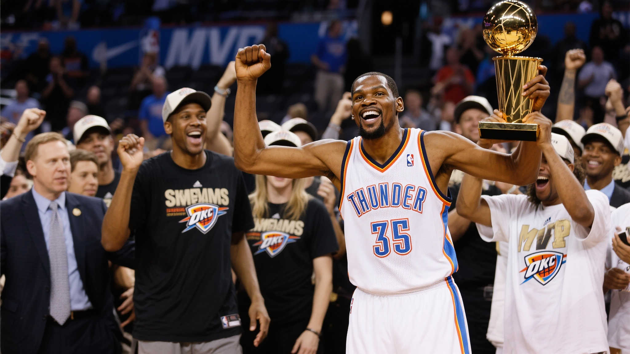 杜兰特发声祝贺雷霆夺冠,真情不忘旧主! 众所周知,凯文·杜兰特是在2007年通过选秀进入联